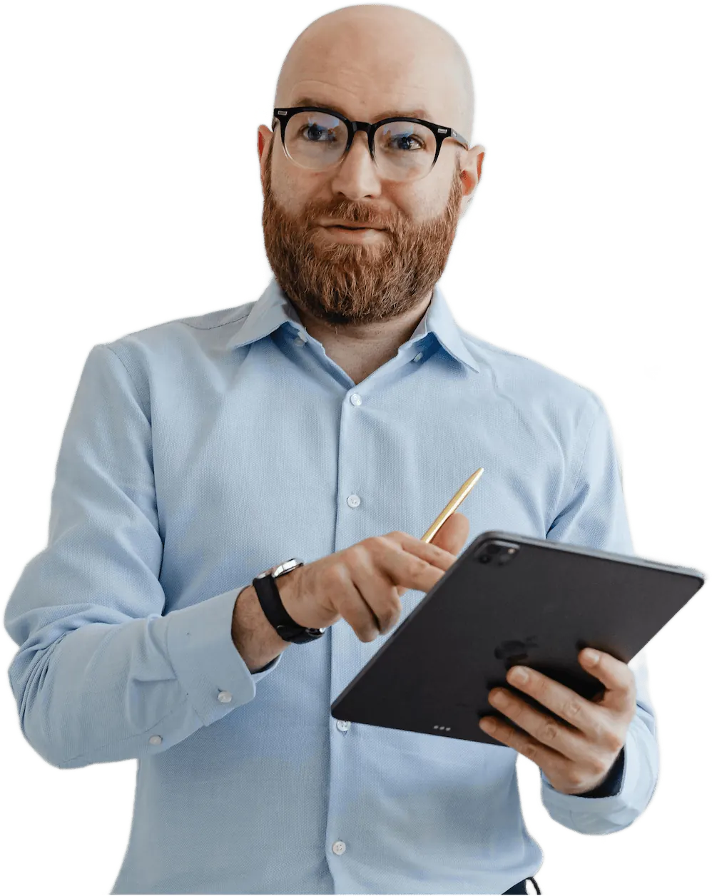 Person mit Brille und hellblauem Hemd, die freundlich lächelnd ein Tablet mit Stift bedient
