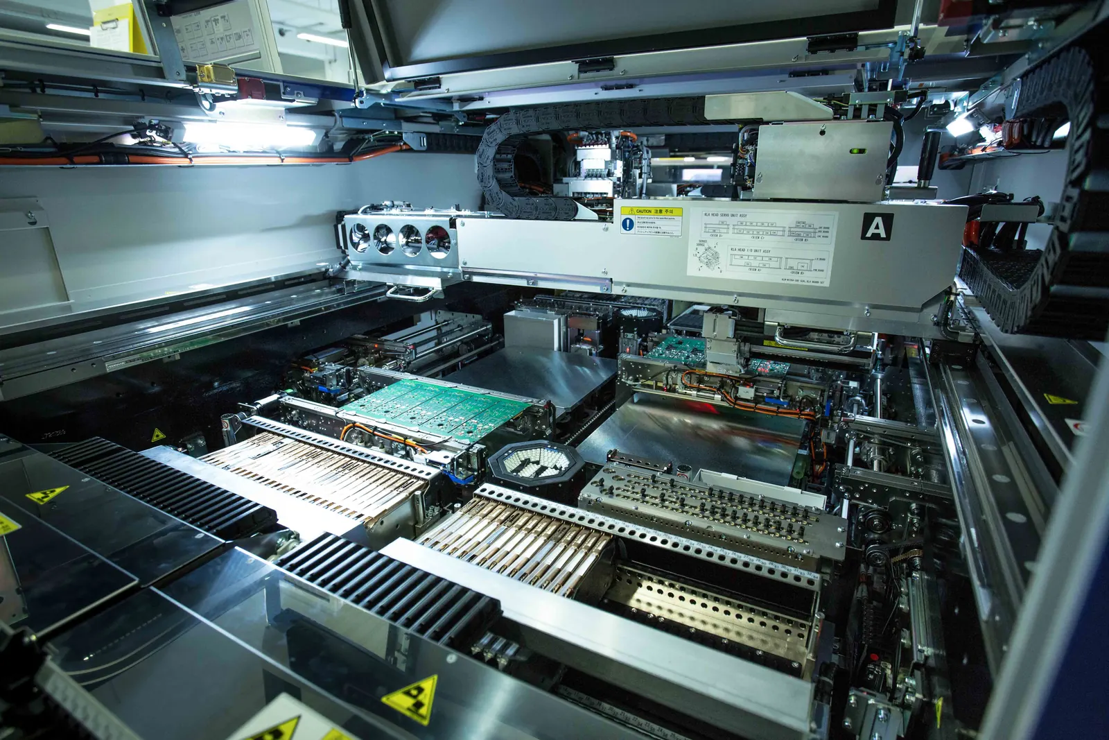 Bestückungslinie in der Fertigung der KK Elektrotechnik GmbH in Backnang