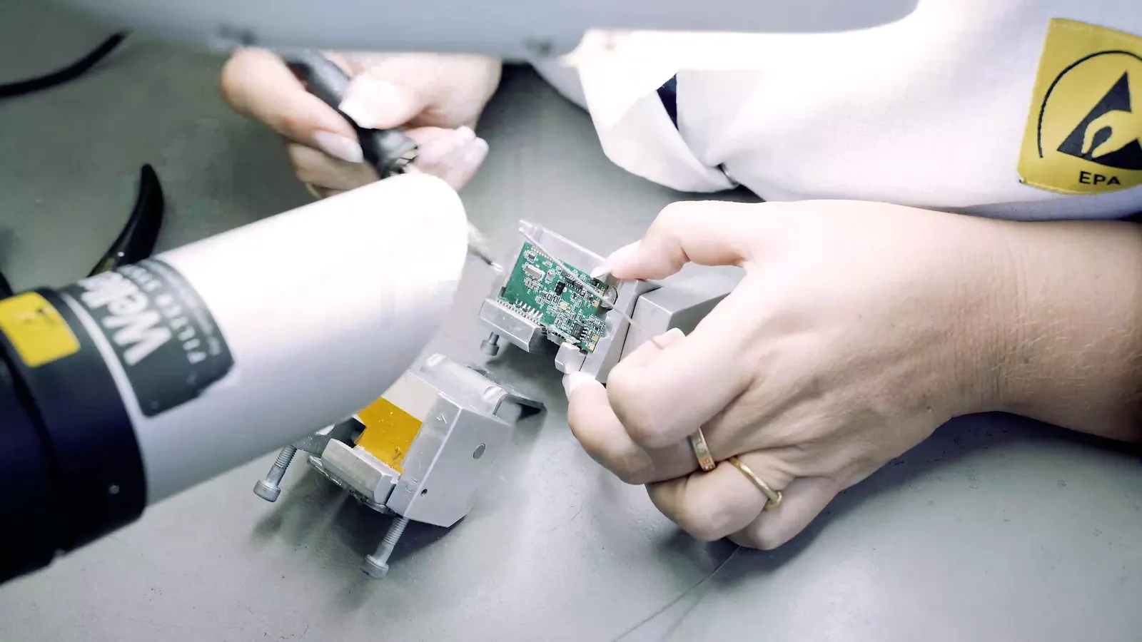 Prototyp-Leiterplatte in einer Vorrichtung, daneben wird von Hand gelötet