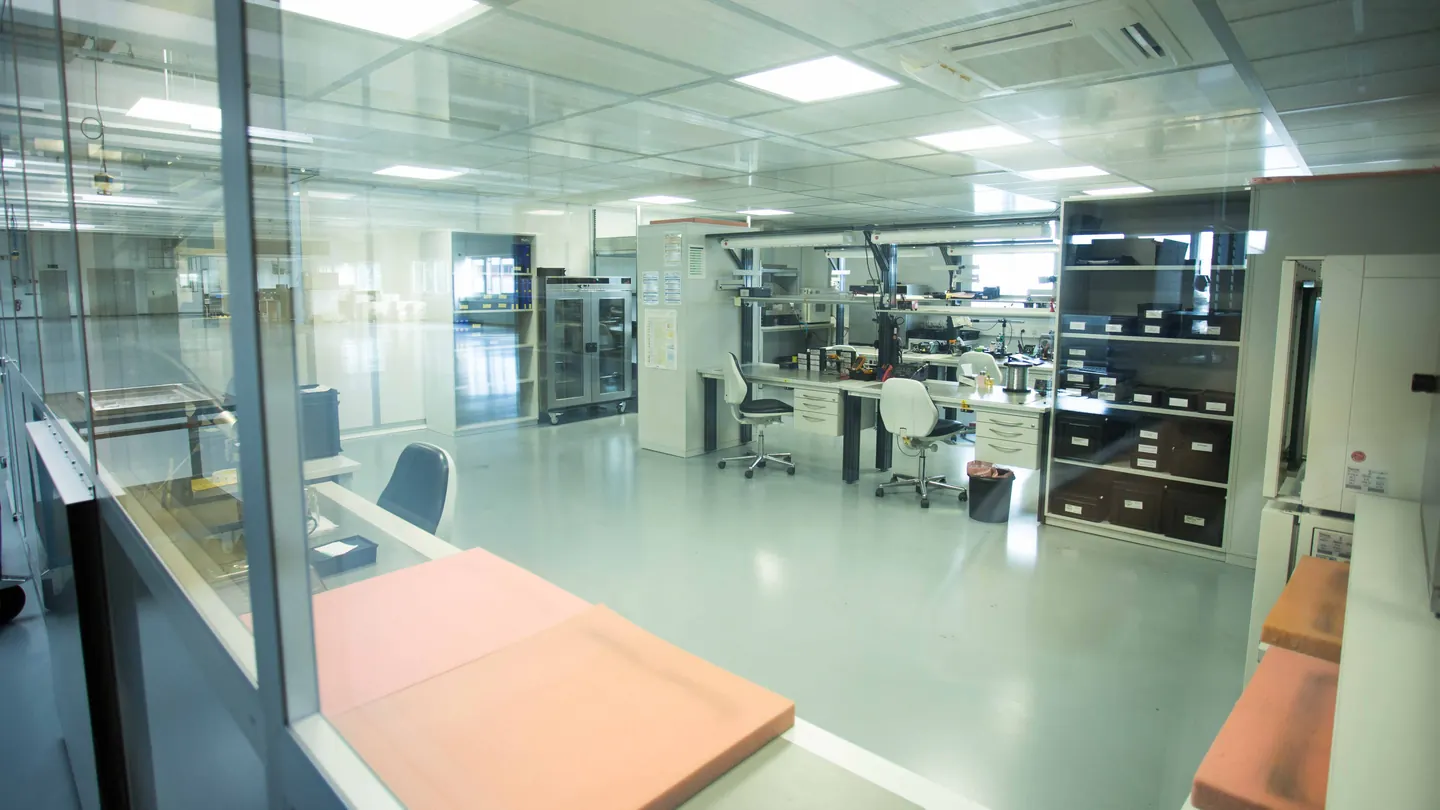 Reinraum der KK Elektrotechnik GmbH mit Arbeitsplätzen für die Baugruppenfertigung
