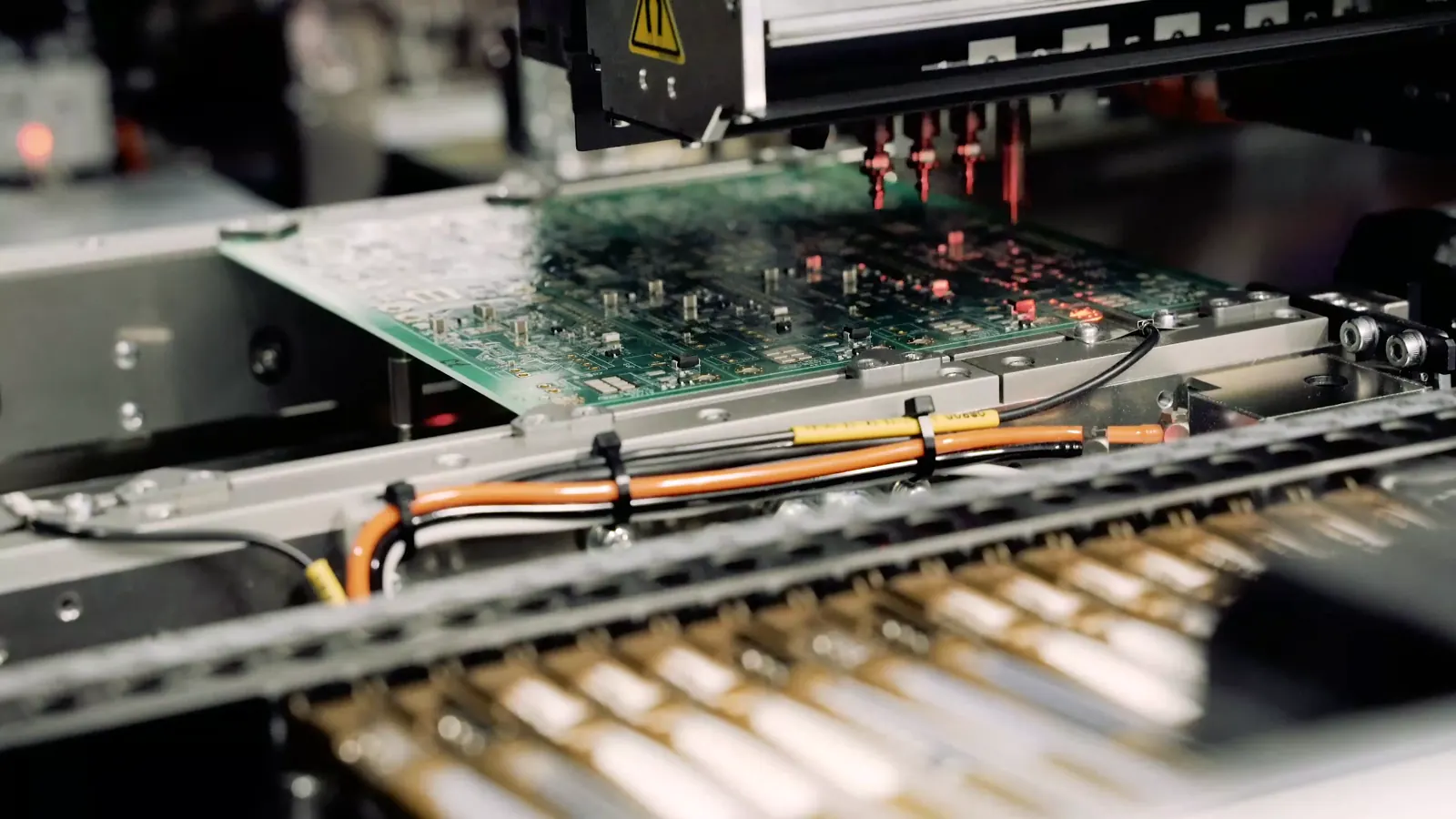 Bestückkopf setzt SMD-Bauteile auf eine Leiterplatte in der Fertigung der KK Elektrotechnik GmbH